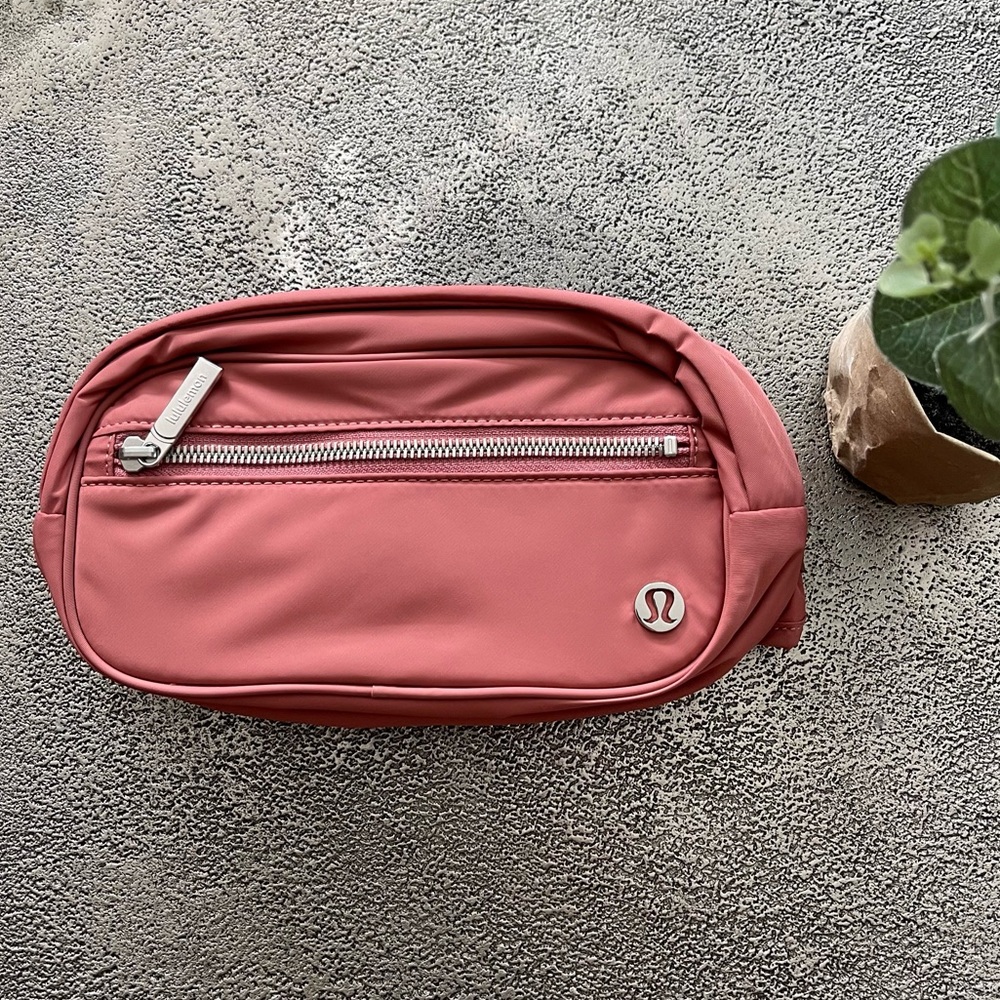 💗 NWT Lululemon Belt Bag - Pink Brier Rose